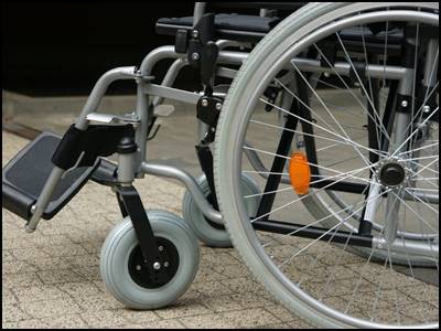 根本宗子が車椅子の理由はワイドナショーで話題の劇作家の誕生秘話!